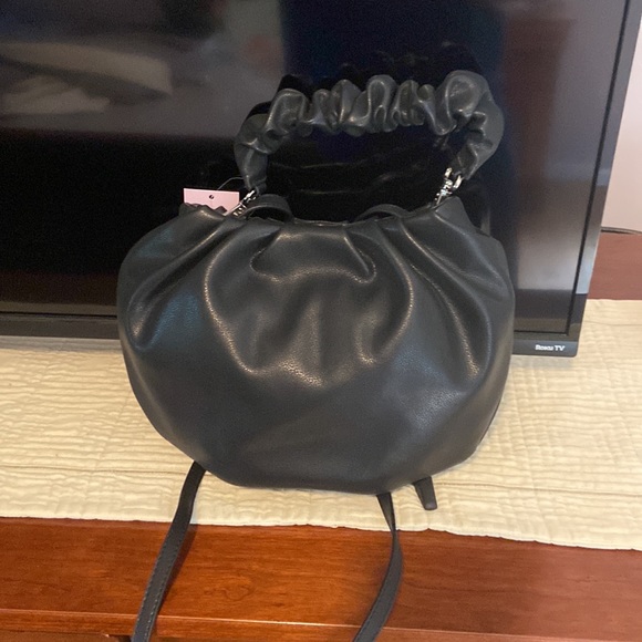 Woman’s black handbag. - Picture 5 of 7
